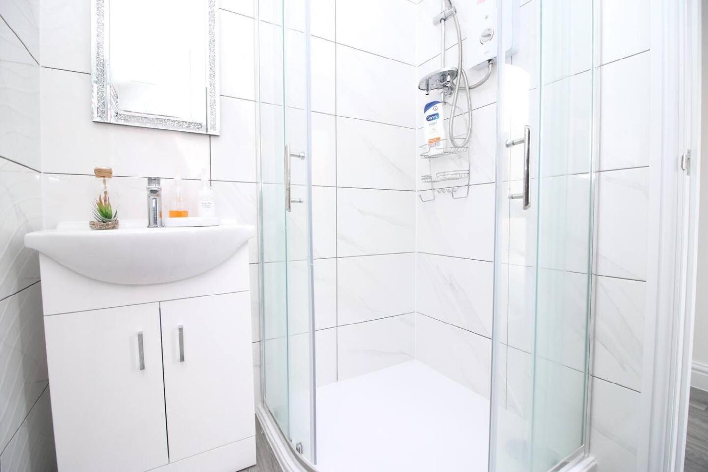 Modern Guesthouse, Fast Wi-Fi, Street Free Parking, Central, Fully Equipped Cardiff Kültér fotó