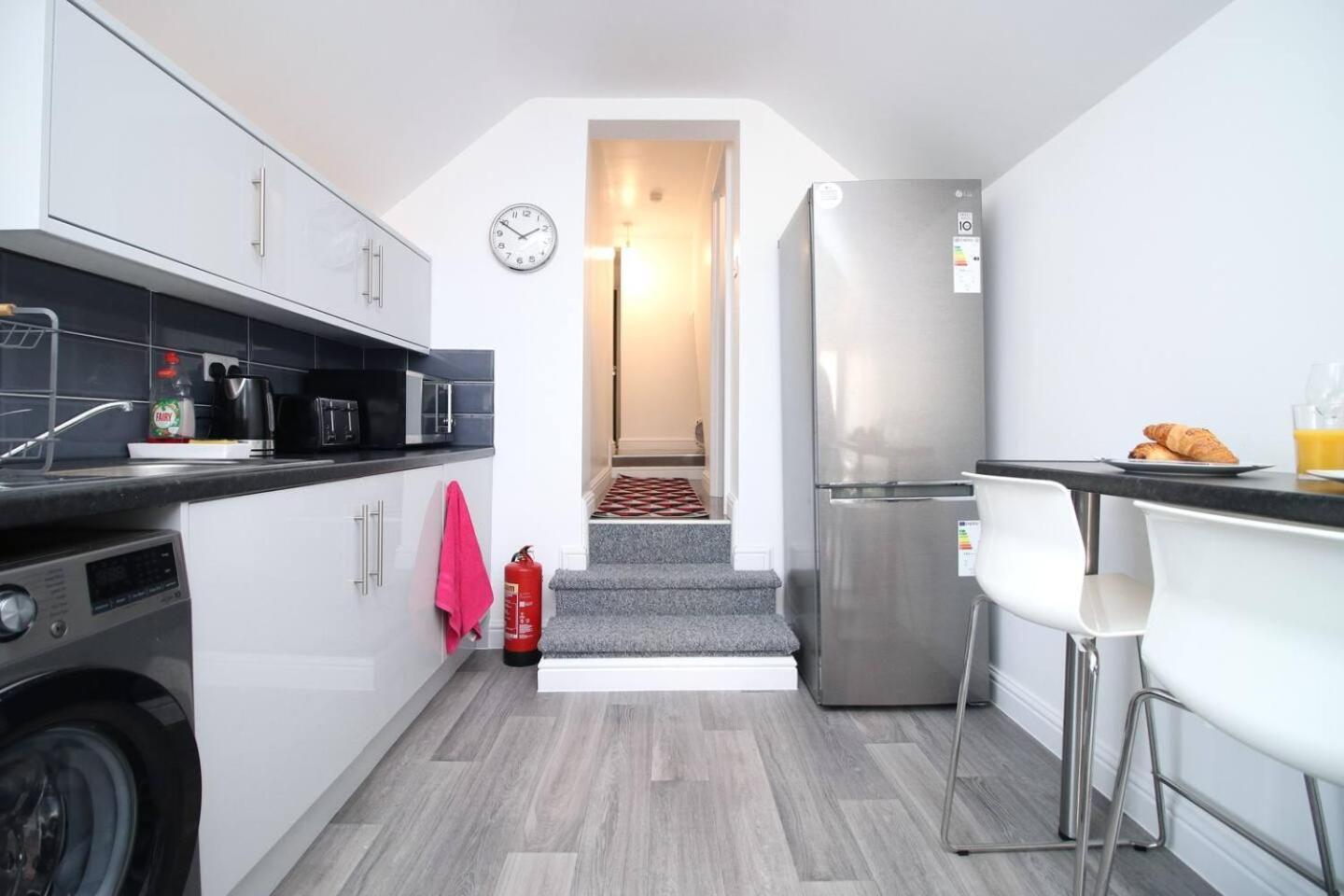 Modern Guesthouse, Fast Wi-Fi, Street Free Parking, Central, Fully Equipped Cardiff Kültér fotó