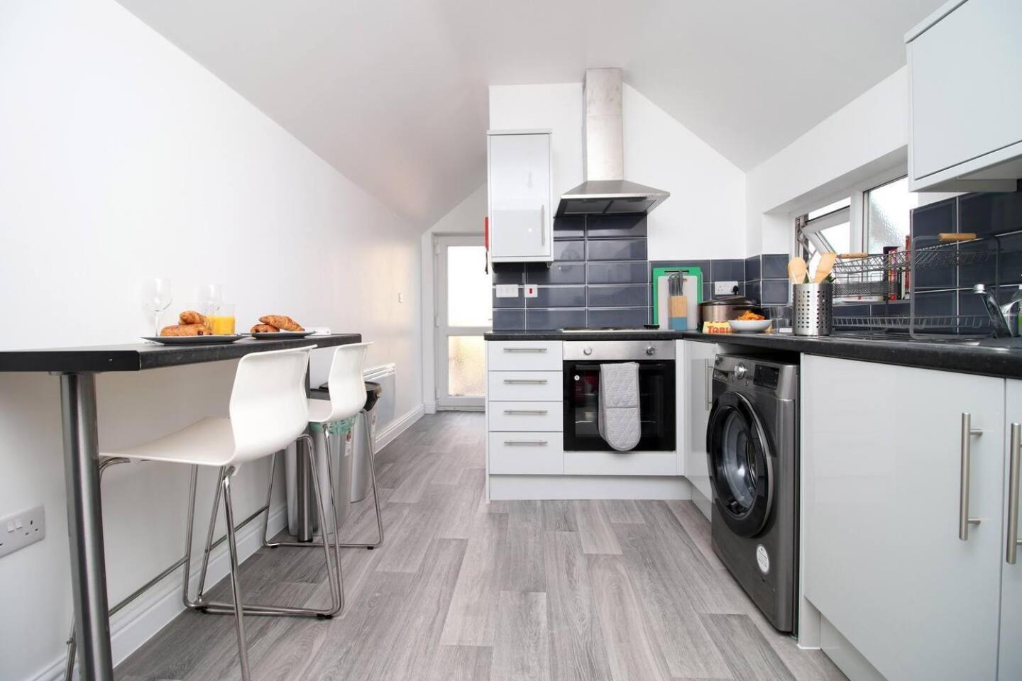 Modern Guesthouse, Fast Wi-Fi, Street Free Parking, Central, Fully Equipped Cardiff Kültér fotó