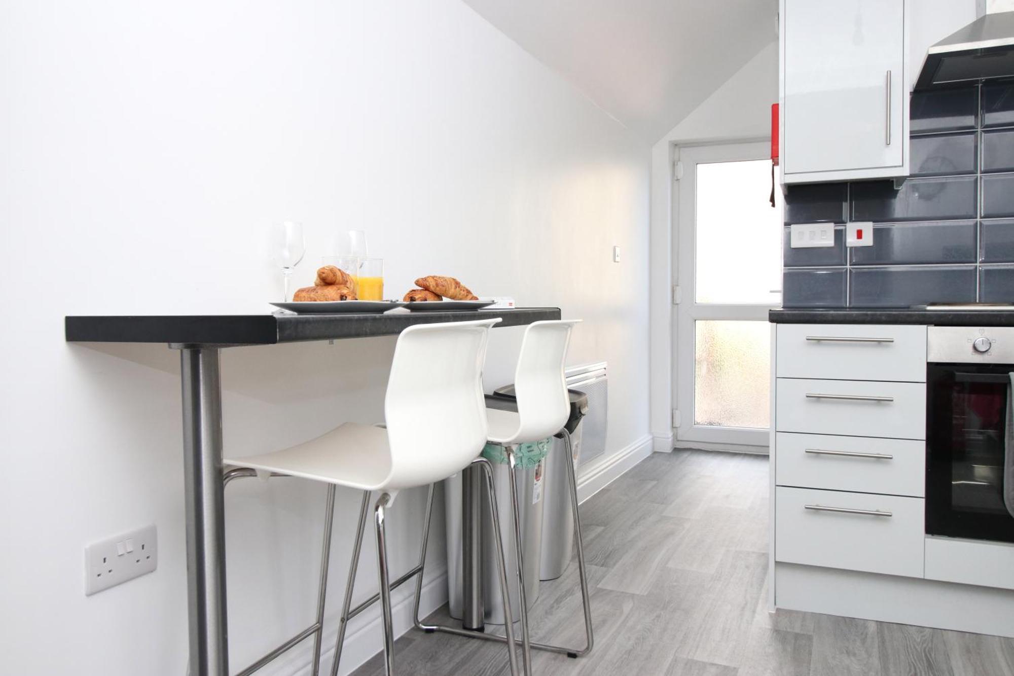 Modern Guesthouse, Fast Wi-Fi, Street Free Parking, Central, Fully Equipped Cardiff Kültér fotó