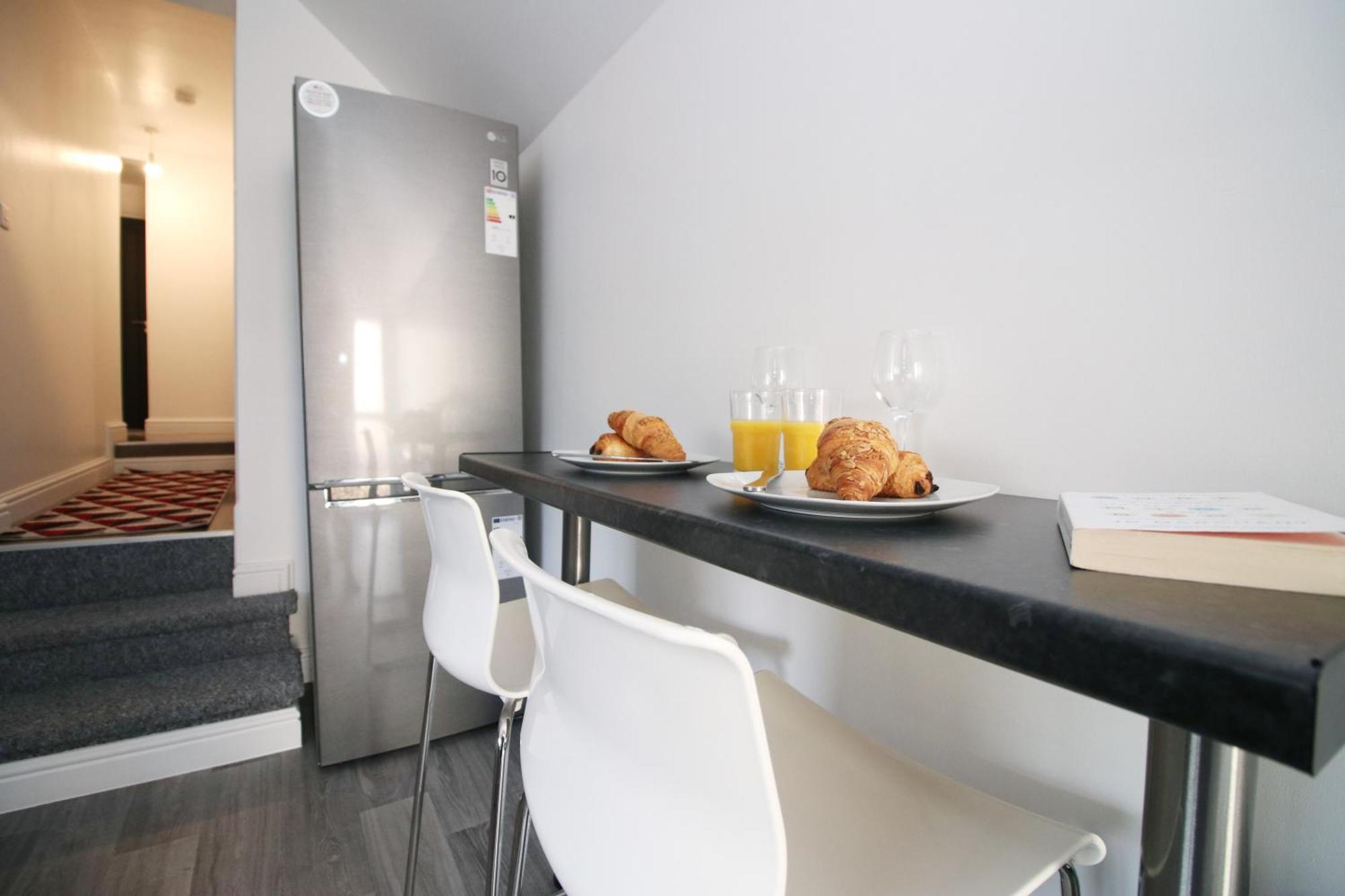 Modern Guesthouse, Fast Wi-Fi, Street Free Parking, Central, Fully Equipped Cardiff Kültér fotó