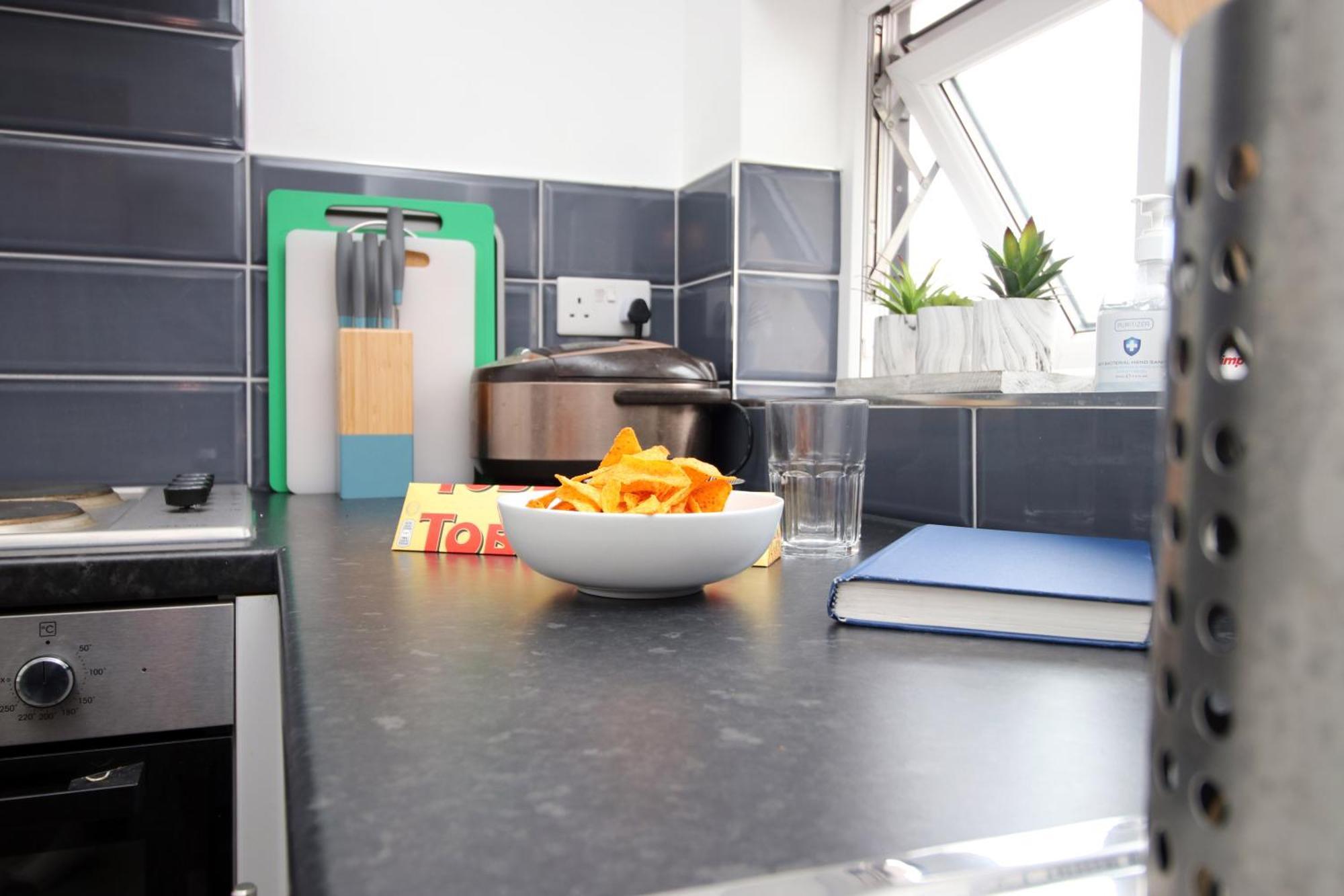 Modern Guesthouse, Fast Wi-Fi, Street Free Parking, Central, Fully Equipped Cardiff Kültér fotó